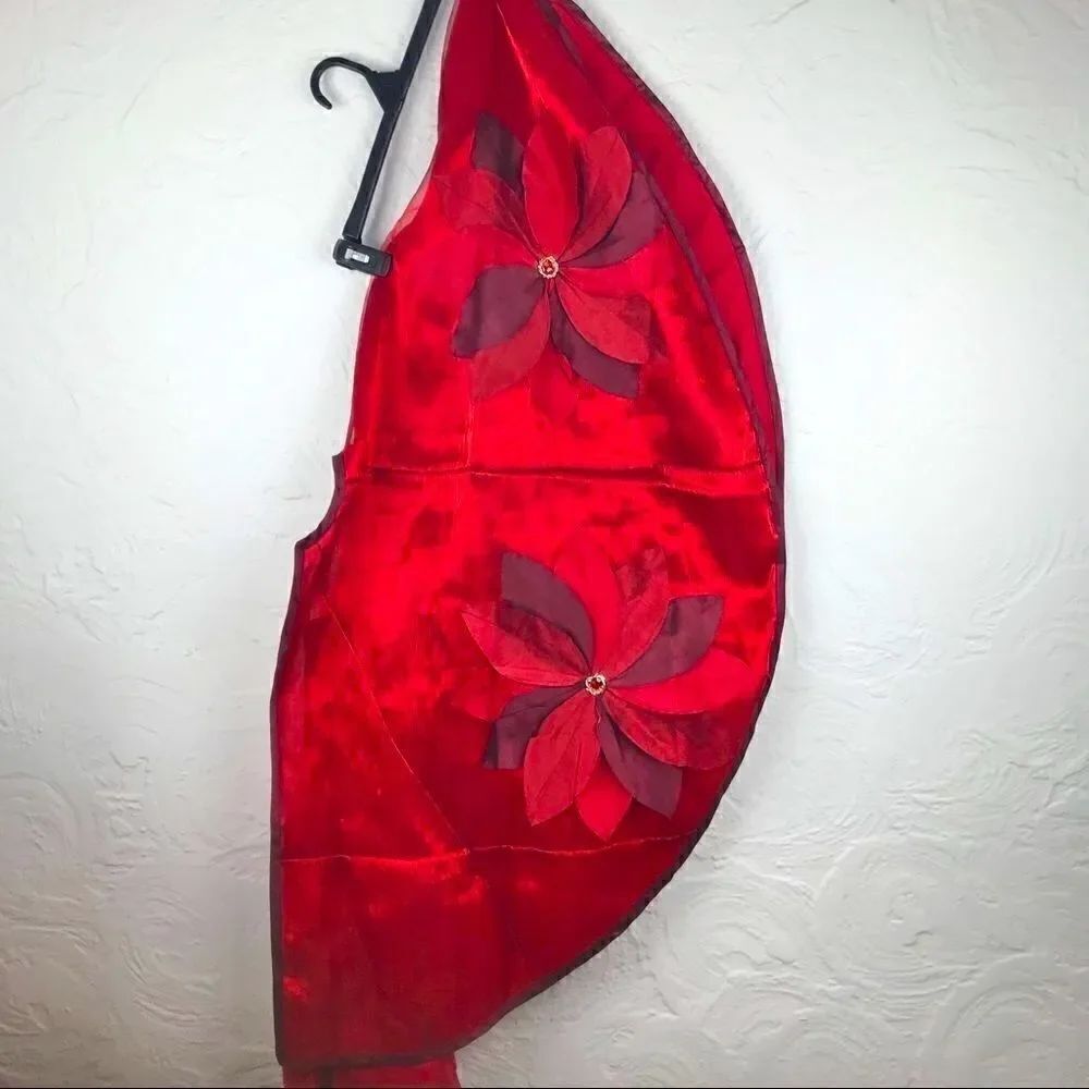 Metallic Red Pointsetta Appliqué Tree Skirt - Picture 4 of 9